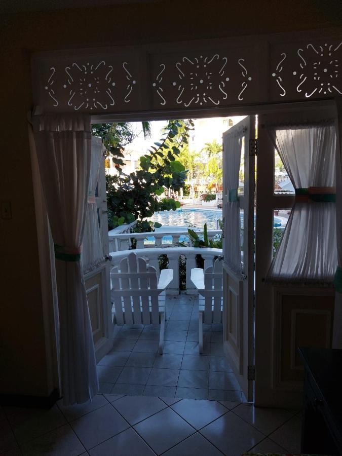 Cozy Villa Escape Runaway Bay Exterior photo